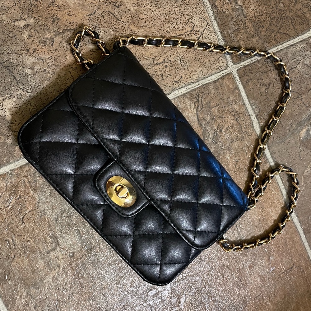 Black purse / cross minibag